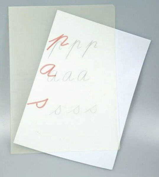 Folie popisovací A5 Folie popisovací A5 Školní popisovací složka A5 z PVC pro prvňáčky. Částečně průhledná mléčná složka je určena pro popisování obyčejnou tužkou. Gumovatelná a omyvatelná povrchová úprava umožňuje opakované použití a snadnou údržbu. Rozevírací konstrukce zajišťuje pohodlné vkládání a vyjímání dokumentů. Pevné provedení z PVC poskytuje dlouhou životnost a ochranu vložených materiálů. Ideální pomůcka pro výuku psaní a organizaci školních materiálů u nejmenších žáků.