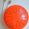 Muzikoterapie - Bubínek štěstí oranžový 30 cm Bubínek štěstí je bicí nástroj s 8 tóny. Ke hře na melodický nástroj nejsou potřeba žádné hudební dovednosti. Zvuk nástroje se dá připodobnit ke zvuku zvonu