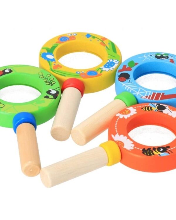 Dřevěná lupa pro děti 12cm mix barev Kdo tu vidí nejlépe? V každém případě vlastník této velké dřevěné lupy! Barevné zvířecí motivy na lupě dávají dětem představu o tom