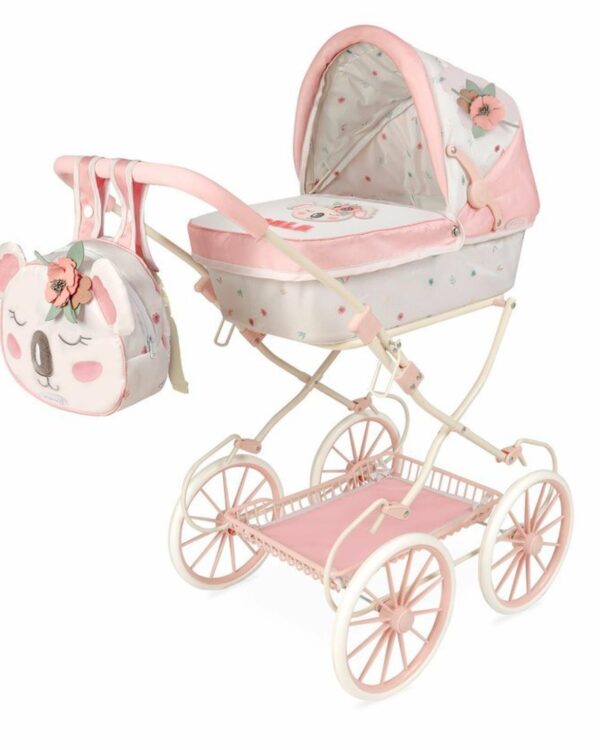 Skládací kočárek pro panenky s batůžkem KOALA  - 81 cm Skládací kočárek pro panenky s batůžkem KOALA 2025 – 81 cm je součástí úspěšné stejnojmenné kolekce z roku 2024. Kolekce KOALA je jemná a něžná