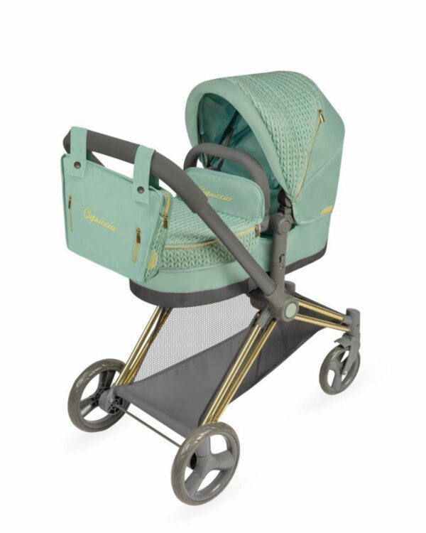 Skládací kočárek pro panenky 3v1 s taškou Capriccio - 73cm Skládací kočárek pro panenky 3 v 1 s taškou Capriccio 2025 – 73 cm je součástí stejnojmenné luxusní kolekce novinky roku 2025. Kolekce je charakteristická moderní mentolově zelenou barvou a precizním zdobením