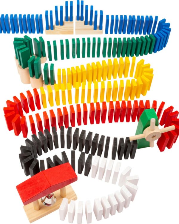 Dřevěná domino dráha V této dřevěné barevné domino dráze se z obyčejných dílků stává velká zábava! Sada obsahuje 490 dílků