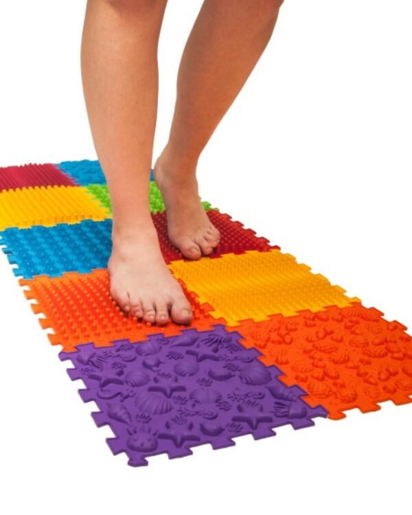 Senso chodník podložka 10ks Dopřejte svým nohám intenzivní regeneraci a hloubkovou masáž s tvrdou variantou masážních ortopedických podložek. Tato sada 10 dílků puzzle je ideální volbou pro ty
