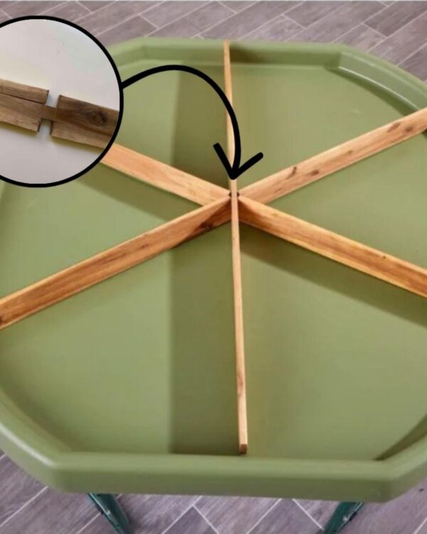 Dřevěný rozdělovač pro MAXI sensorický tác Tuff Upozorňujeme