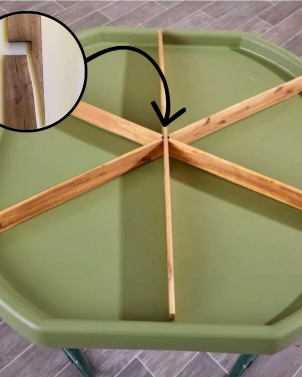 Dřevěný rozdělovač pro MAXI sensorický tác Tuff Upozorňujeme