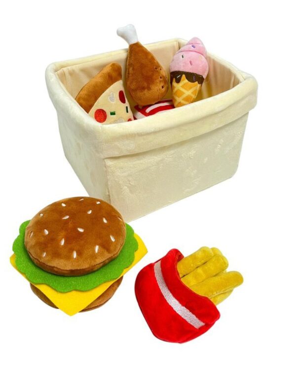 Plyšová hračka - Rychlé občerstvení v košíku Dětská párty může začít! Plyšový košík s rychlým občerstvením je hravou a bezpečnou alternativou k oblíbeným dobrotám